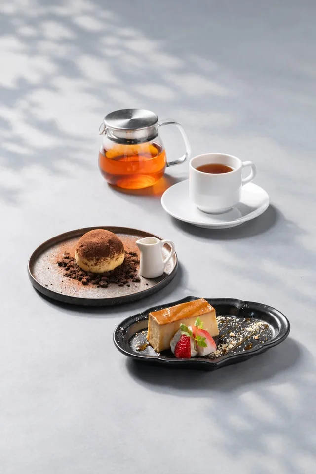 紅茶と料理を楽しむテーブル